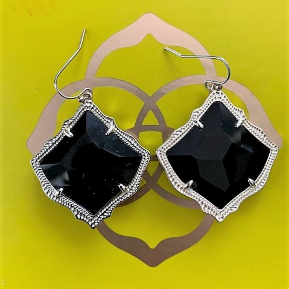 NWOT KENDRA SCOTT RARE RETIRED Kirsten earrings